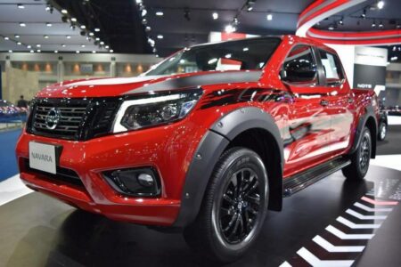 Nissan-Navara-Black-Edition-fron-three-quarters-left-side-at-2017-Bangkok-International-Motor-Show