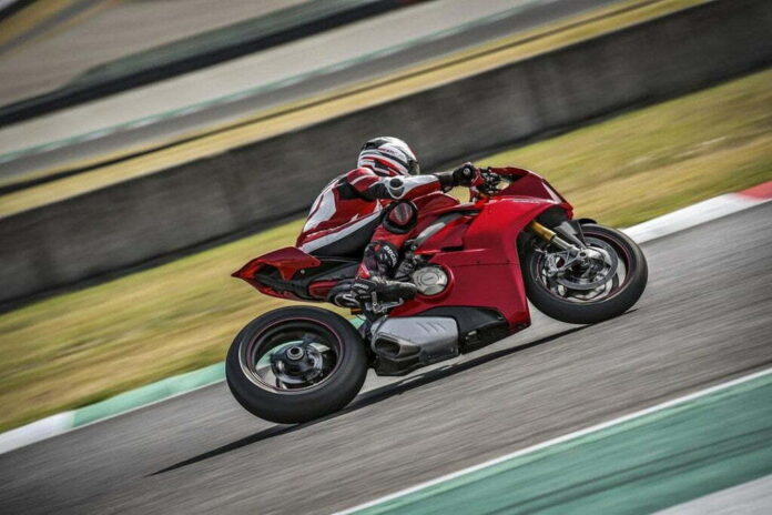 ducati-Panigale-V4-2018-2