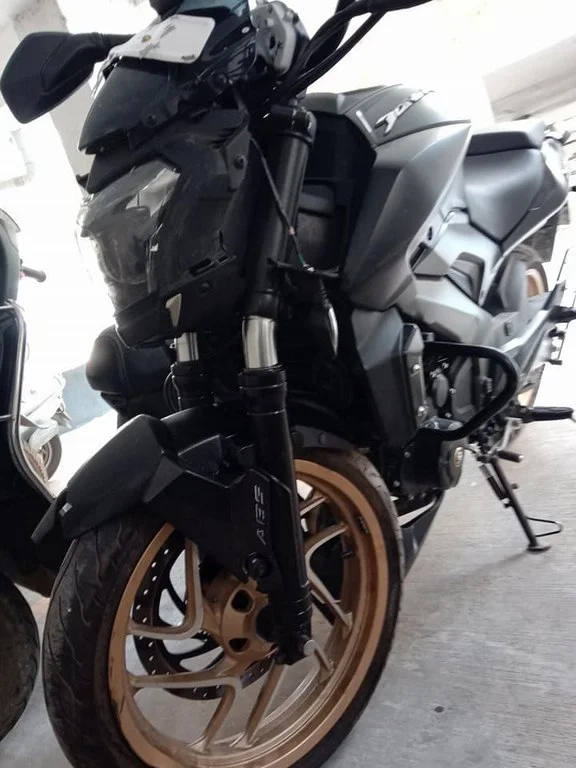 Bajaj Dominar Crashes into a Maruti Suzuki Eeco (1)