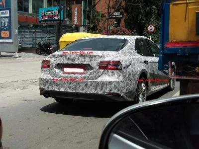 2019-toyota-camry-spied-india (3)
