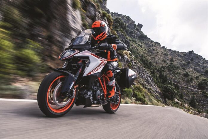 KTM-SuperDuke-GT-1290 (1)