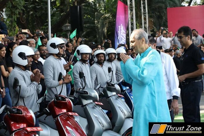 Rahul and Rajiv Bajaj Welcome The Chetak Yatra In Pune (2)