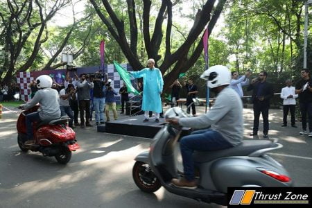 Rahul and Rajiv Bajaj Welcome The Chetak Yatra In Pune (3)