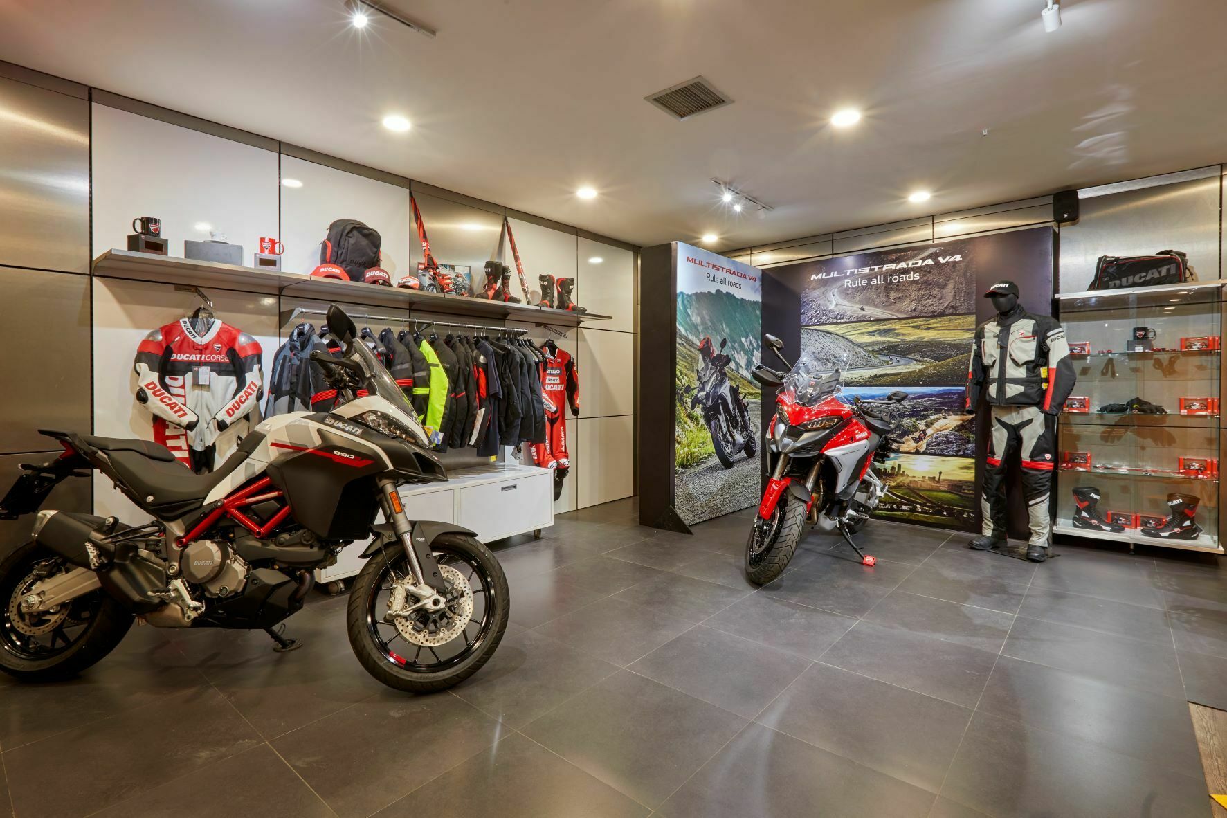 New Pune Ducati Showroom Inaugurated With Dealer Partner Legacy Motor (2)