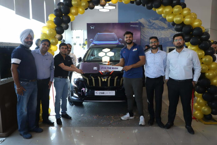 Get To Know Who All Got The Mahindra XUV 700 Gold Edition (5)