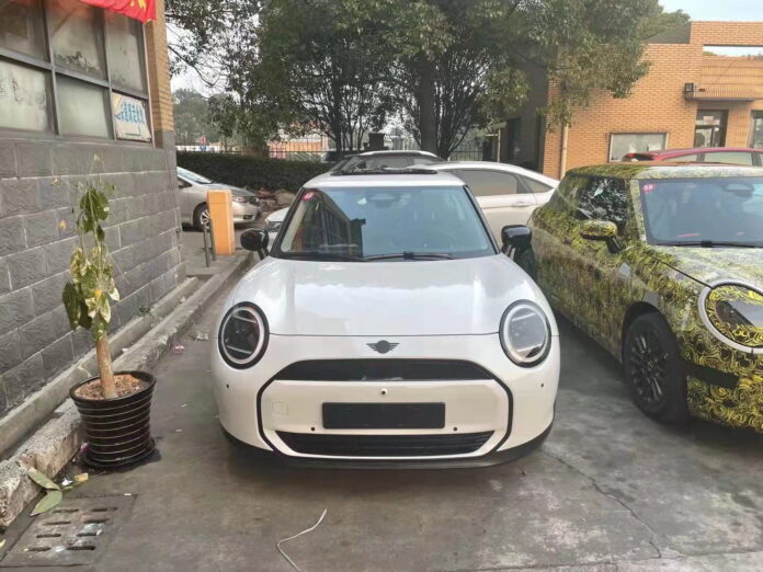Next-Generation MINI Cooper Hardtop Spotted Sans Camouflage (1)