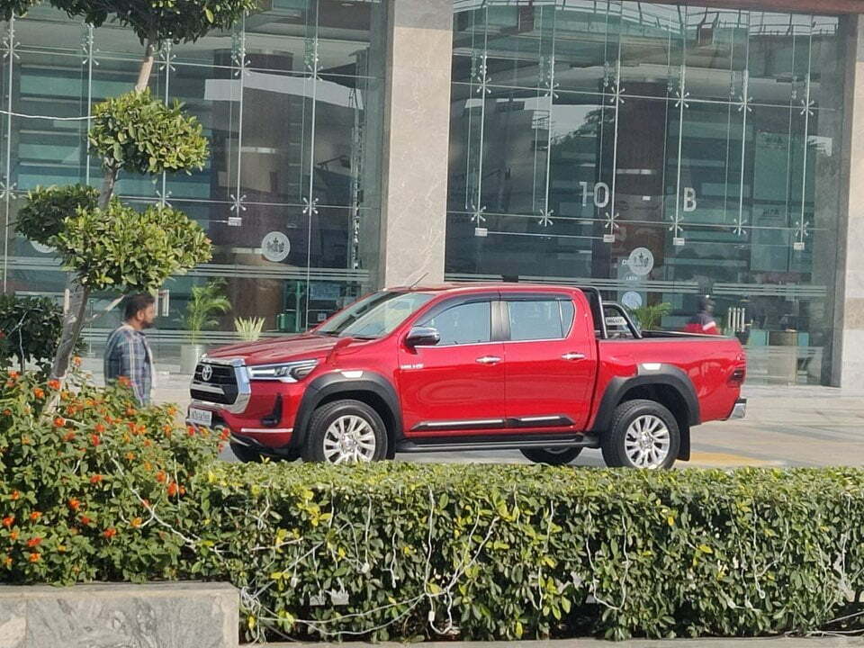 toyota-hilux-spied