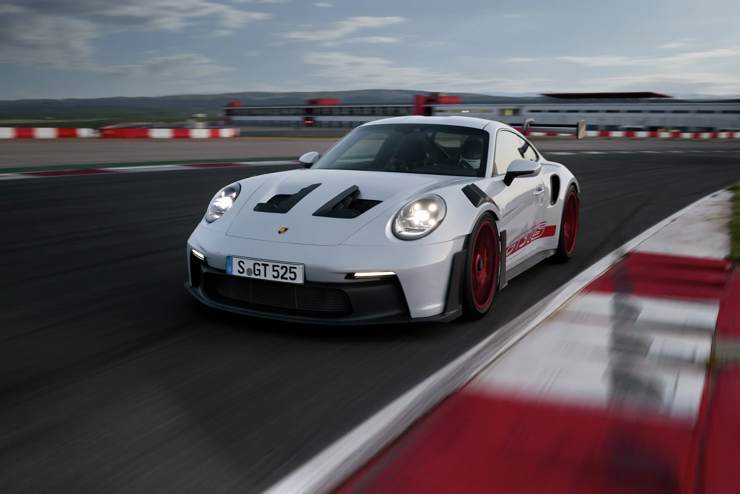 New 2022 Porsche 911 GT3 RS Revealed (1)