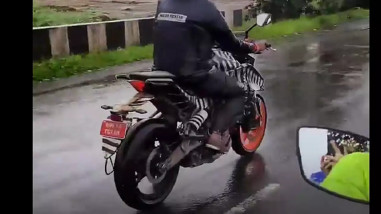 2023 KTM Duke 200 Spied Testing For The First Time (1)