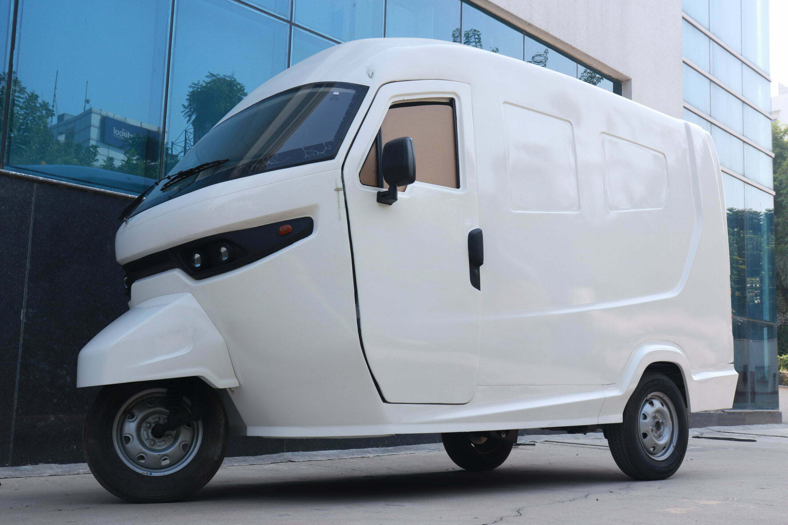 Dandera Ventures Launches OTUA Electric 3 Wheeler With 165 Km Range