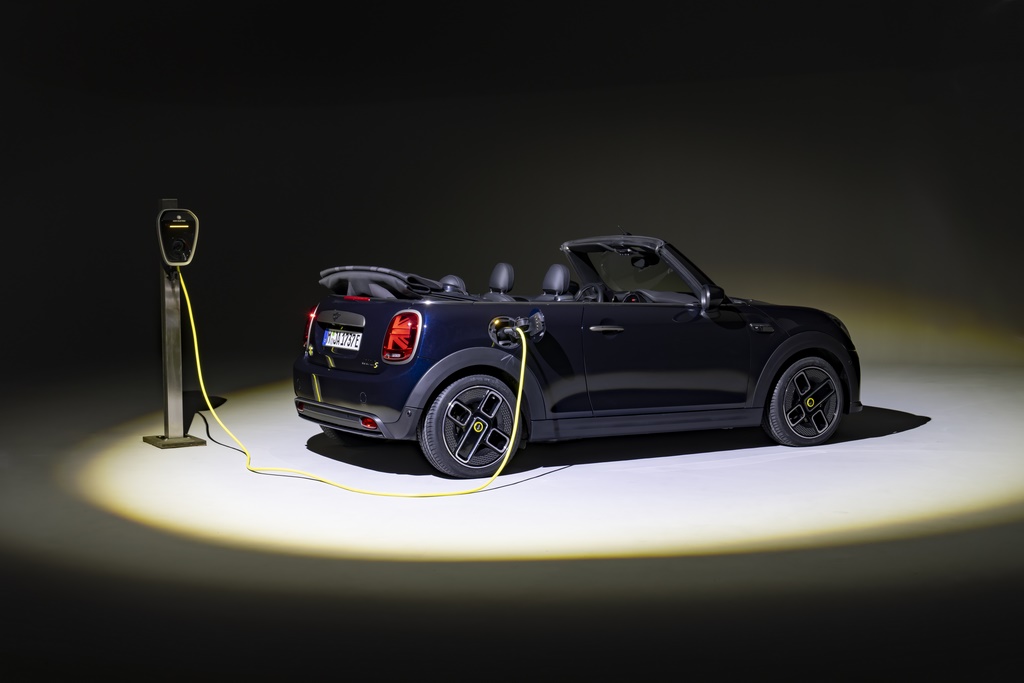 All New Mini SE Electric Convertible Revealed (4)