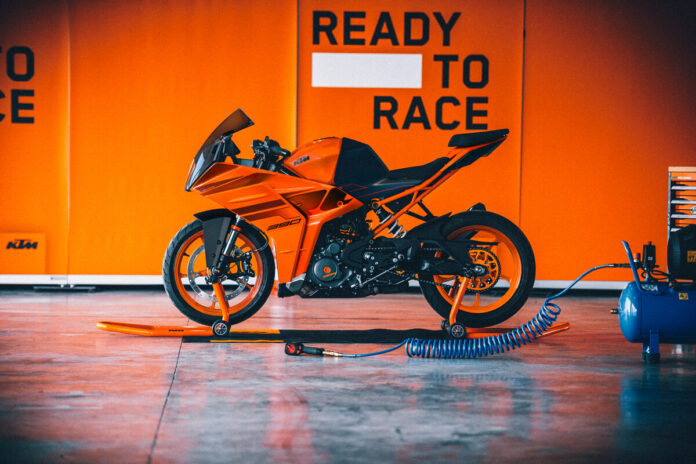 2024 KTM RC Colors And Graphics Revised (2)