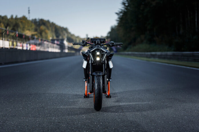 2025 KTM 990 DUKE R Revealed With Even More Power!