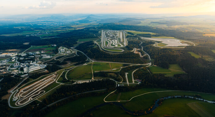 Mercedes-Benz eröffnet modernstes Lichttest-Zentrum der AutomobilindustrieMercedes-Benz inaugurates the most advanced light testing centre of the automotive industry