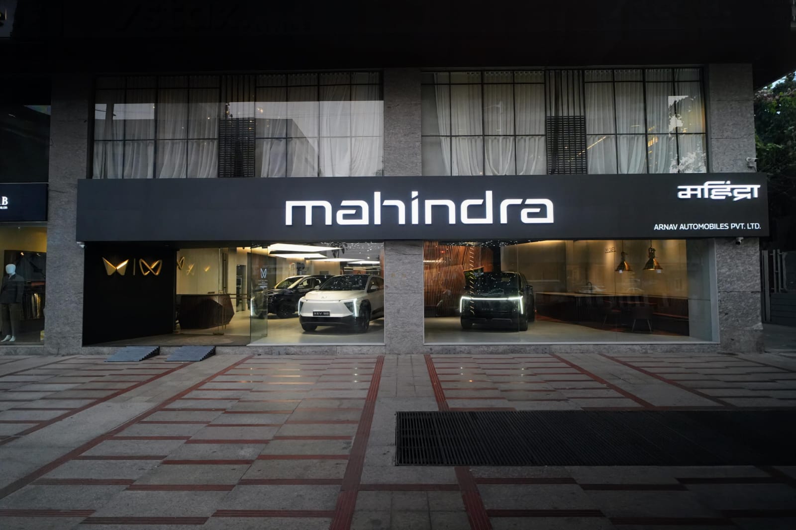 mahindra-showroom-atria-mall (2)