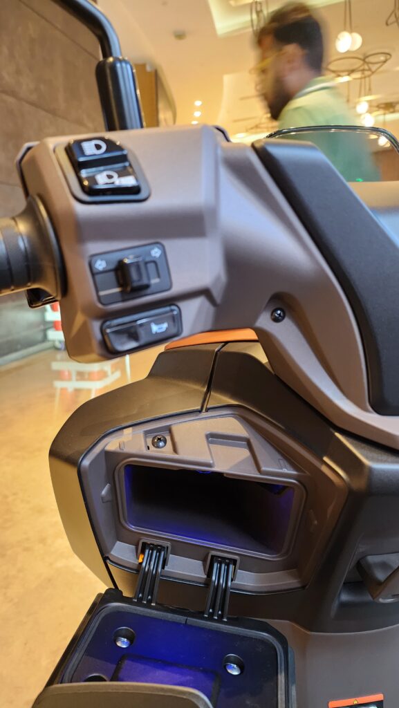 Heavily Facelifted 2026 Suzuki Burgman Launched! - Old One Continues (2)