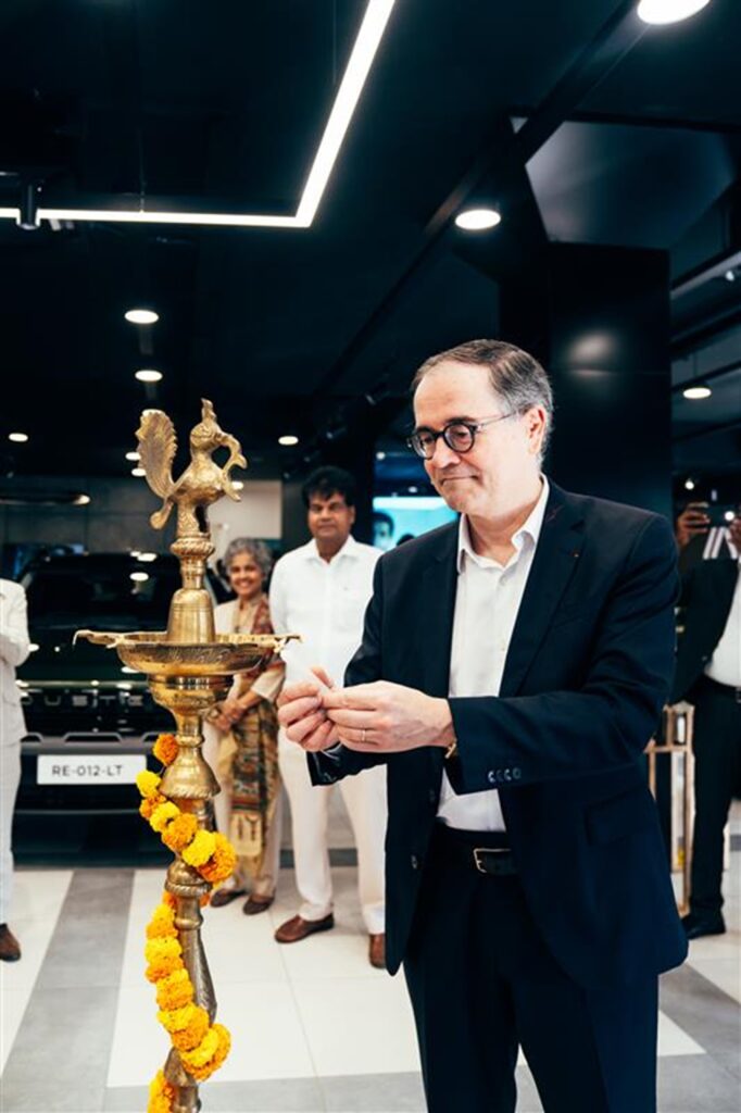 Mr. François Provost – Chief Executive Officer, Renault Group Inaugurating the new'R store in Chennai