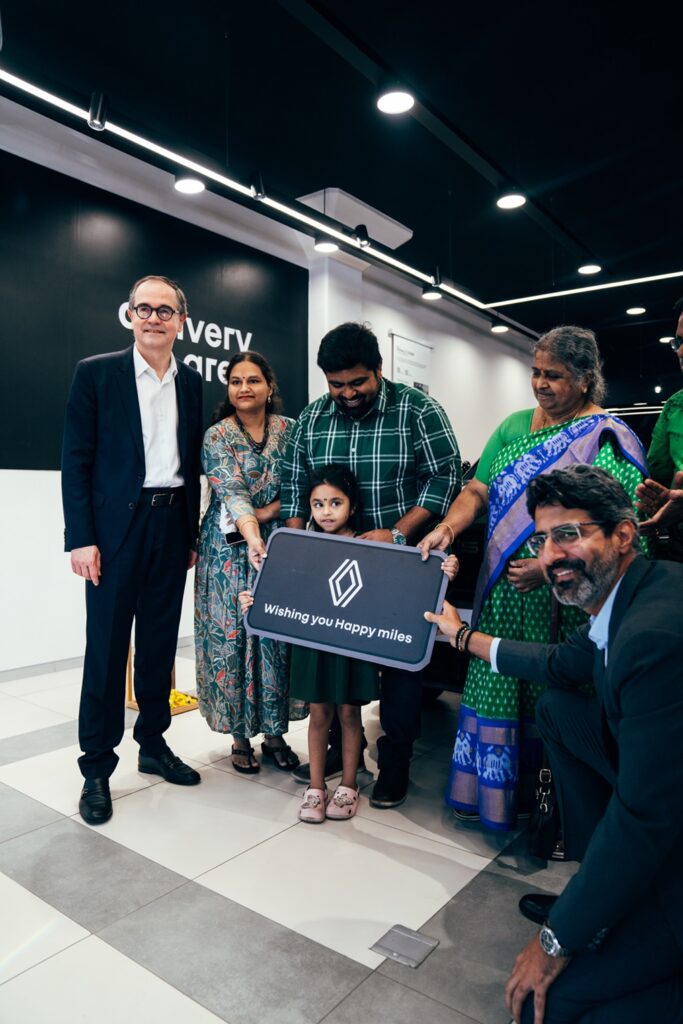 Mr. François Provost – Chief Executive Officer, Renault Group handing over key to new Renault Duster 1st Customer