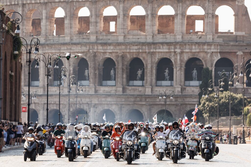 01-vespa-parade