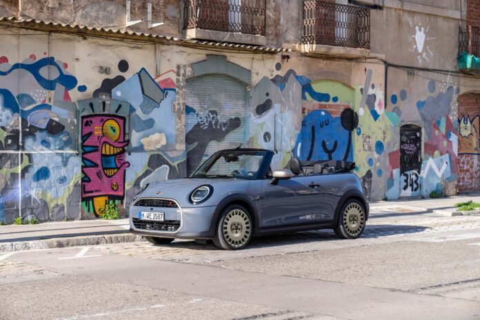 01 The new MINI Convertible Stardust Edition