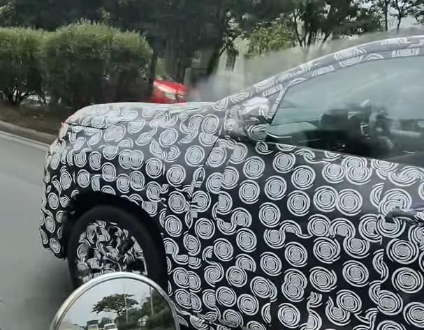 2027-toyota-hycross-facelift (1)